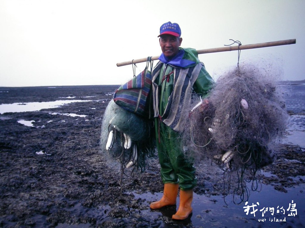 2002年當地居民利用農閒時間前來桃園藻礁捕撈漁獲，補貼家用。