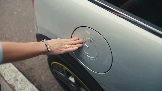 [新聞圖片三] 充電孔蓋板上採雕刻設計、由象徵純電駕馭的插頭與Electric字首「E」組成的MINI電動車專屬Logo