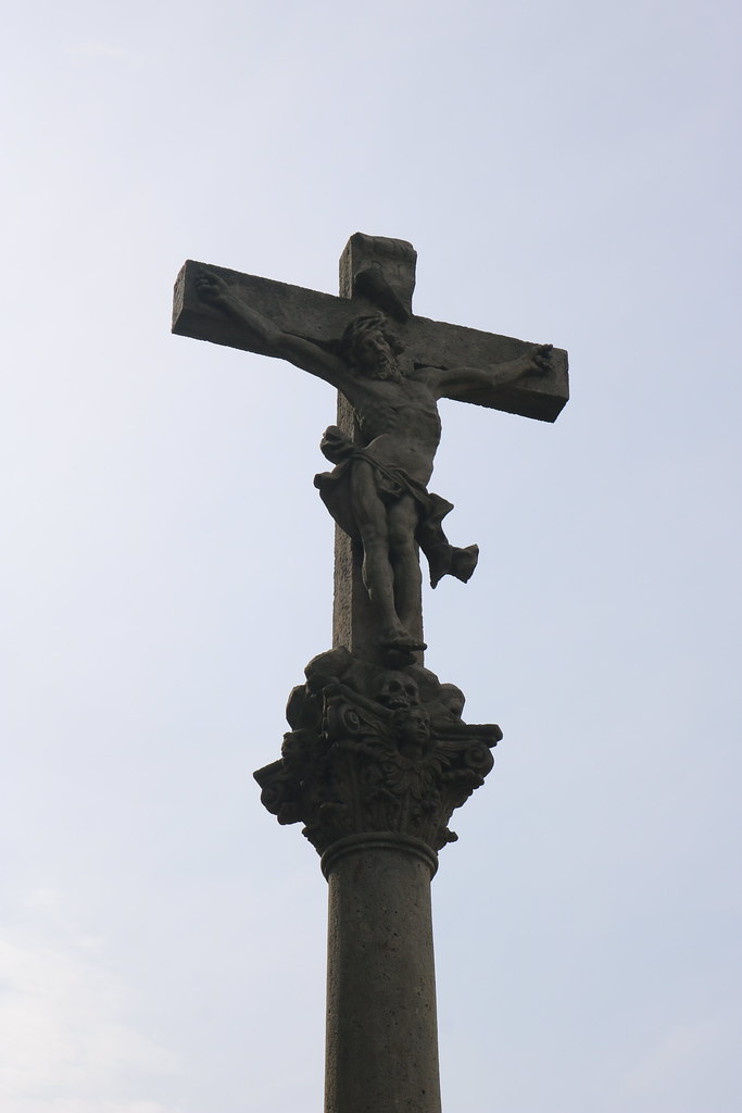 sloup s křížem a sochou Panny Marie Bolestné v Místě