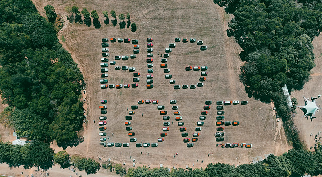 [新聞圖片十四] 百位車主也用他們的MINI愛車排出「Big Love」字樣，用行動宣示對MINI的熱愛