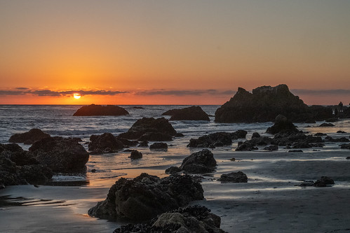 elmatador beach malibu coast shore sea ocean rocks losangeles cali california fuji fujifilmxt2 50mm 50mmprime primelens sunset goodlight light sun beauty color