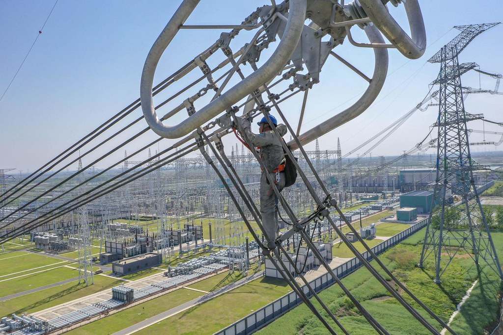 江蘇泰州的跨海輸電線路工程。中國國家電網將特高壓輸電線路視為建立全球能源網絡的核心支柱。圖片來源：Jun Shi / Alamy