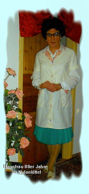 Hausfrau 80ziger Jahre im Nylonkittel