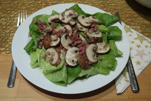 Kopfsalat mit Champignon-Speck-Zwiebel-Topping (meine Portion)