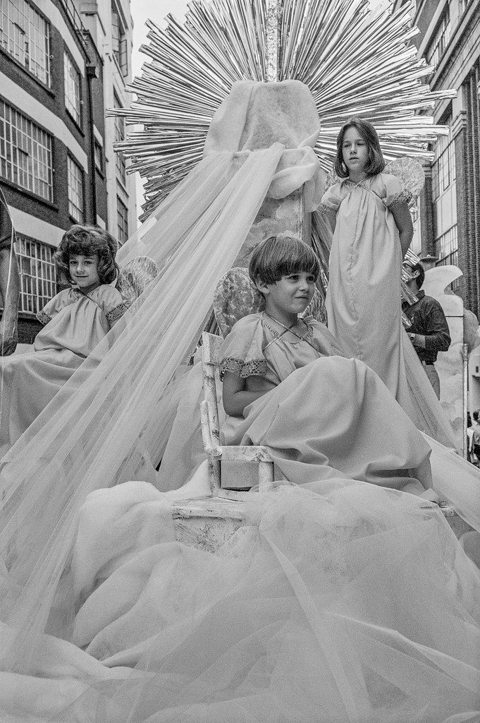 Girls, Float, Procession, In Honour of Our Lady of Mount Carmel, St Peter's, Italian Church, Clerkenwell Rd, Clerkenwell, Camden, Islington, 1992, 92-6y-63