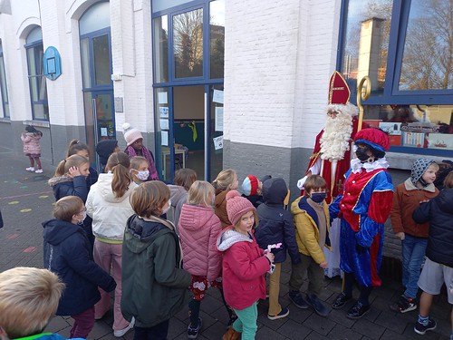 Sinterklaas en roetpiet op onze school! 2021