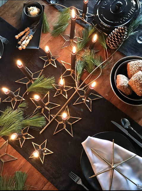 Tafeldekken met kerst gouden kerstkandelaars stervorm zwarte tafelloper