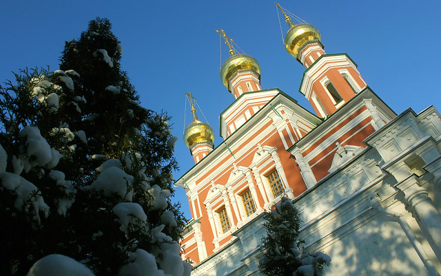 Winter Russia, Holy Moscow,  the Church of the Intercession of the Holy Virgin over the South gates (since 1683) of Bogoroditse-Smolensky Novodevichy convent, Novodevichy Passage, Khamovniki district. Православнаѧ Црковь.