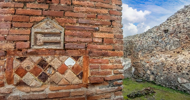 More interesting door post graphics Pompeii Walk