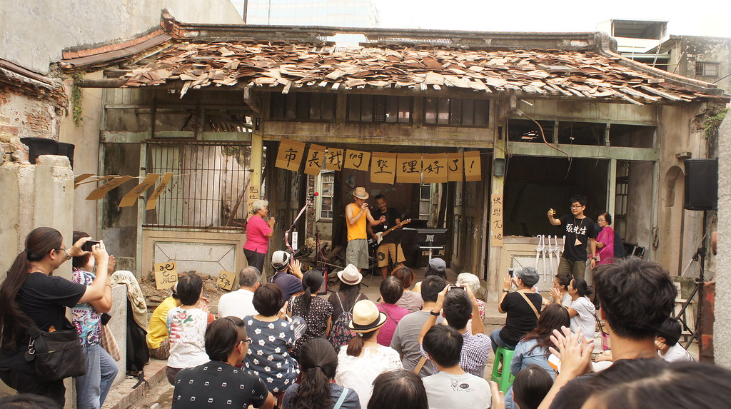2015年，登革熱疫情高燒不退時，高耀威號召年輕人義務組隊幫忙打掃空屋，並在此舉行荒地演唱會。圖/高耀威提供