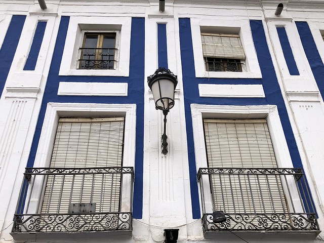 Detalle de una fachada de la Plaza de España de Valdepeñas (Ciudad Real)