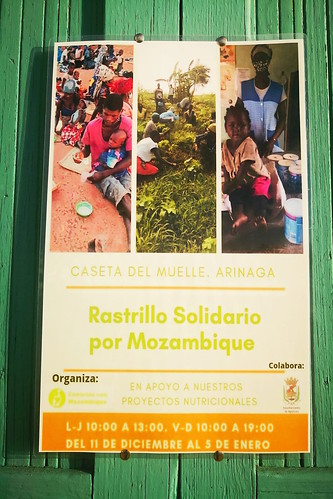 Cartel del Rastrillo Solidario de la ONG Canarias con Mozambique en Arinaga