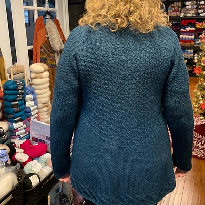 Here’s the back of Linda’s Fleury Cardigan by Fadenstille.