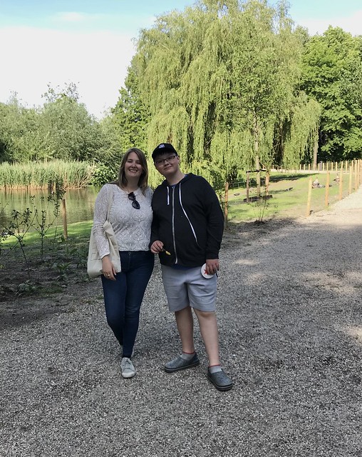 Aunt Melanie en grandson Miles in een park in de Pijp , Amsterdam , Noord Holland , Nederland , Helen’s photograph , June 6. 2019
