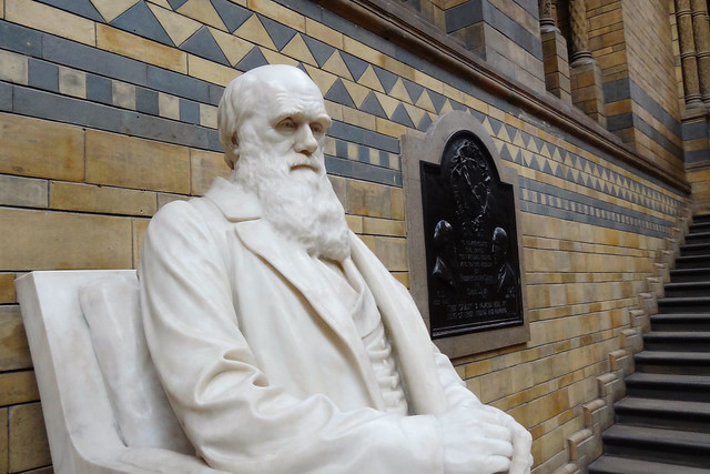 Estatua de Charles Darwin en el Museo de Historia Natural.