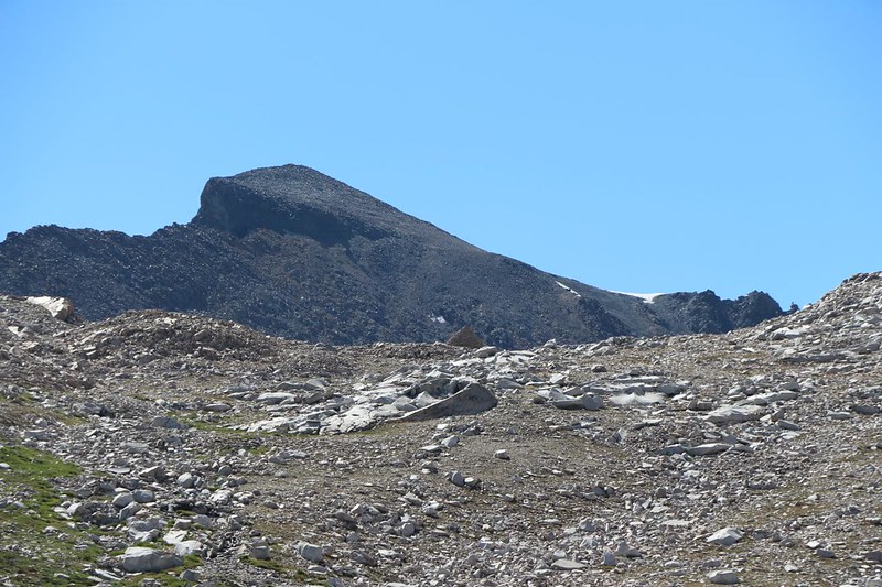 Zoomed-in view looking south at Muir Pass, with the Muir Hut showing in front of Black Giant (13330 feet elev)