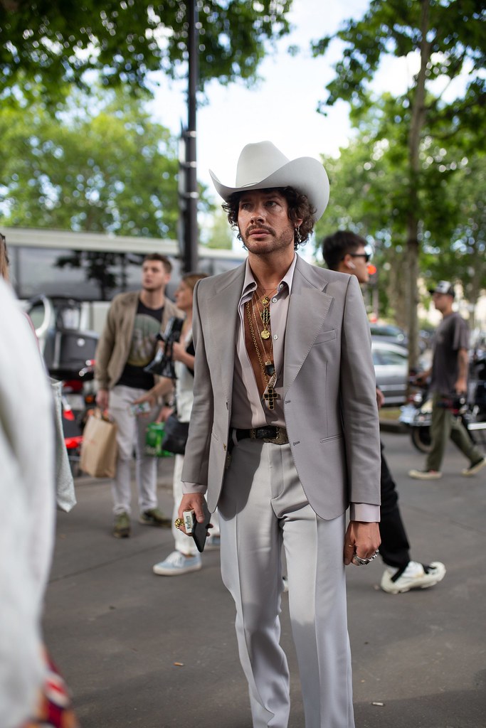 un sombrero cowboy beige visto en el streetstyle