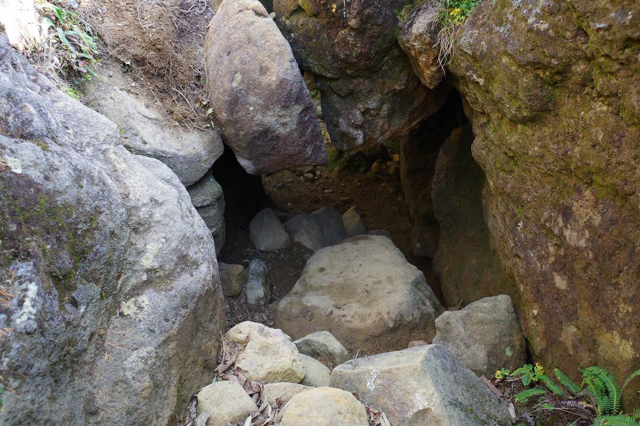 安達太良山・胎内岩の岩くぐり