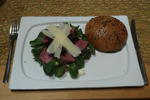 Wildburger mit frisch gebackenen Buns, Rehrücken, Balsamicozwiebeln, Walnussmayonnaise und Rauke (noch offen)