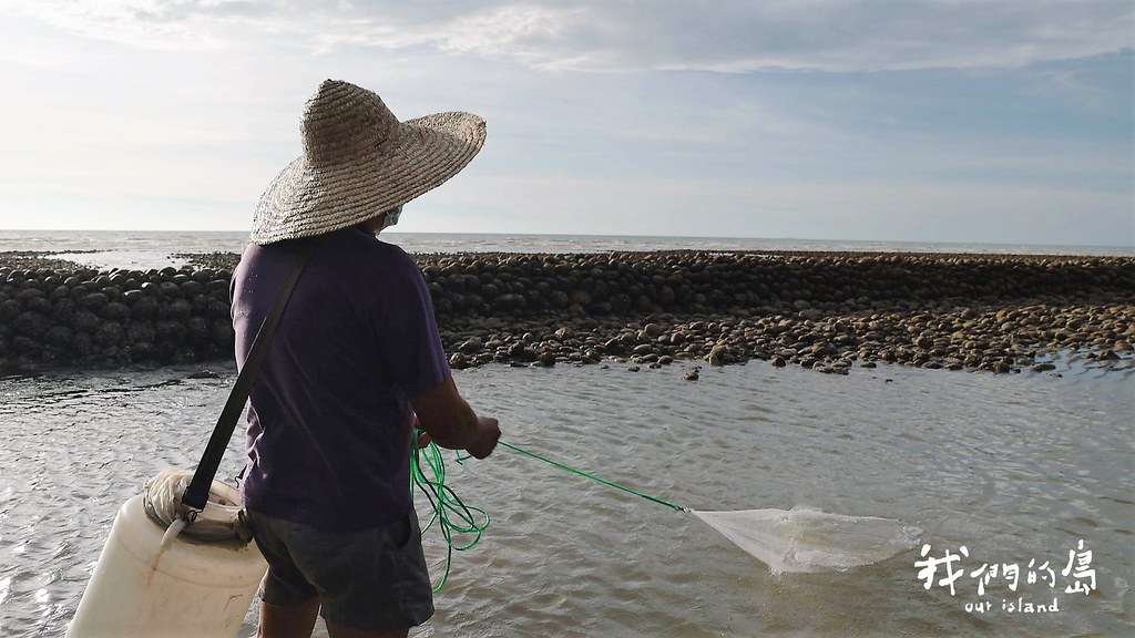 石滬是一種傳統捕魚方式，已經維持百年以上，利用潮間帶的陷阱漁法，將當地石材堆砌成石牆。