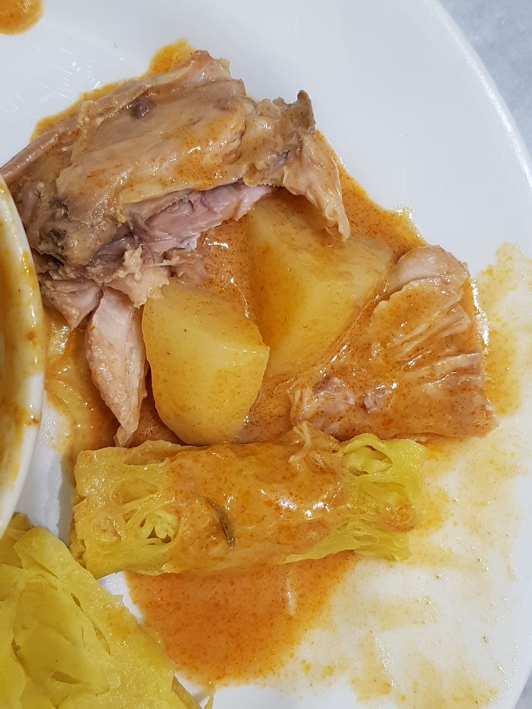 網煎餅與咖哩雞 Roti Jala with Curry Chicken rm$12 & 拉茶 Teh Tarik rm$3.80 @ Nyonya Colors in Empire Subang SS16