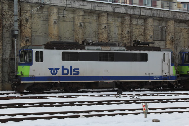BLS Lötschbergbahn Lokomotive Re 4/4 II 420 501 - 9 bzw. SBB Lokomotive Re 4/4 II 11110 ( Hersteller SLM Nr. 4642 - BBC MFO SAAS - Baujahr 1966 mit Scherenstromabnehmer ) am Bahnhof Spiez im Kanton Bern der Schweiz
