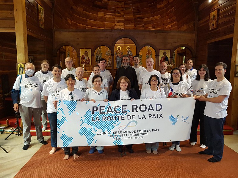 Les participants de la "Route de la Paix" avec Monseigneur Marc à l'intérieur de l'église du monastère


