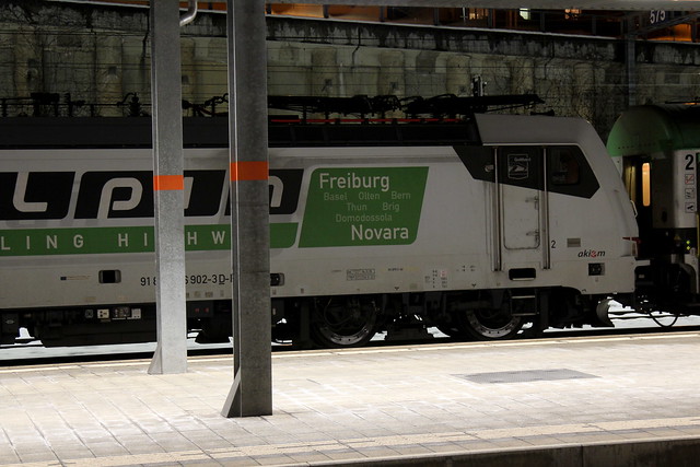 RALPIN - SBB Cargo International Lokomotive 186 902 - 3 ( Elektrolokomotive Triebfahrzeug ) im Winter mit Schnee am Bahnhof Spiez im Berner Oberland im Kanton Bern der Schweiz