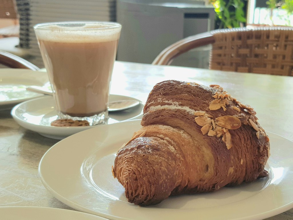 杏仁羊角麵包 Almond Croissant rm$8 & 印度香料茶 Chai Latte rm$14 @ Lisette's Cafe & Bakery in SS16 Empire Subang