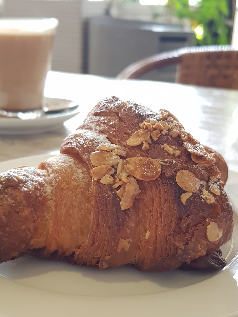 杏仁羊角麵包 Almond Croissant rm$8 & 印度香料茶 Chai Latte rm$14 @ Lisette's Cafe & Bakery in SS16 Empire Subang