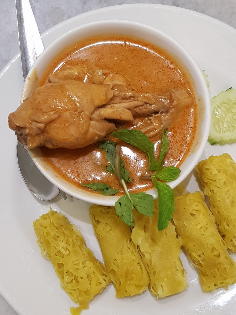 網煎餅與咖哩雞 Roti Jala with Curry Chicken rm$12 & 拉茶 Teh Tarik rm$3.80 @ Nyonya Colors in Empire Subang SS16