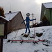 Chodovský lyžník s cedulí o historii lyžování na Čerchově, foto: Tomáš Kocanda