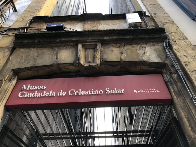 Arco de entrada en el Museo Ciudadela de Celestino Solar (Gijón, Asturias)