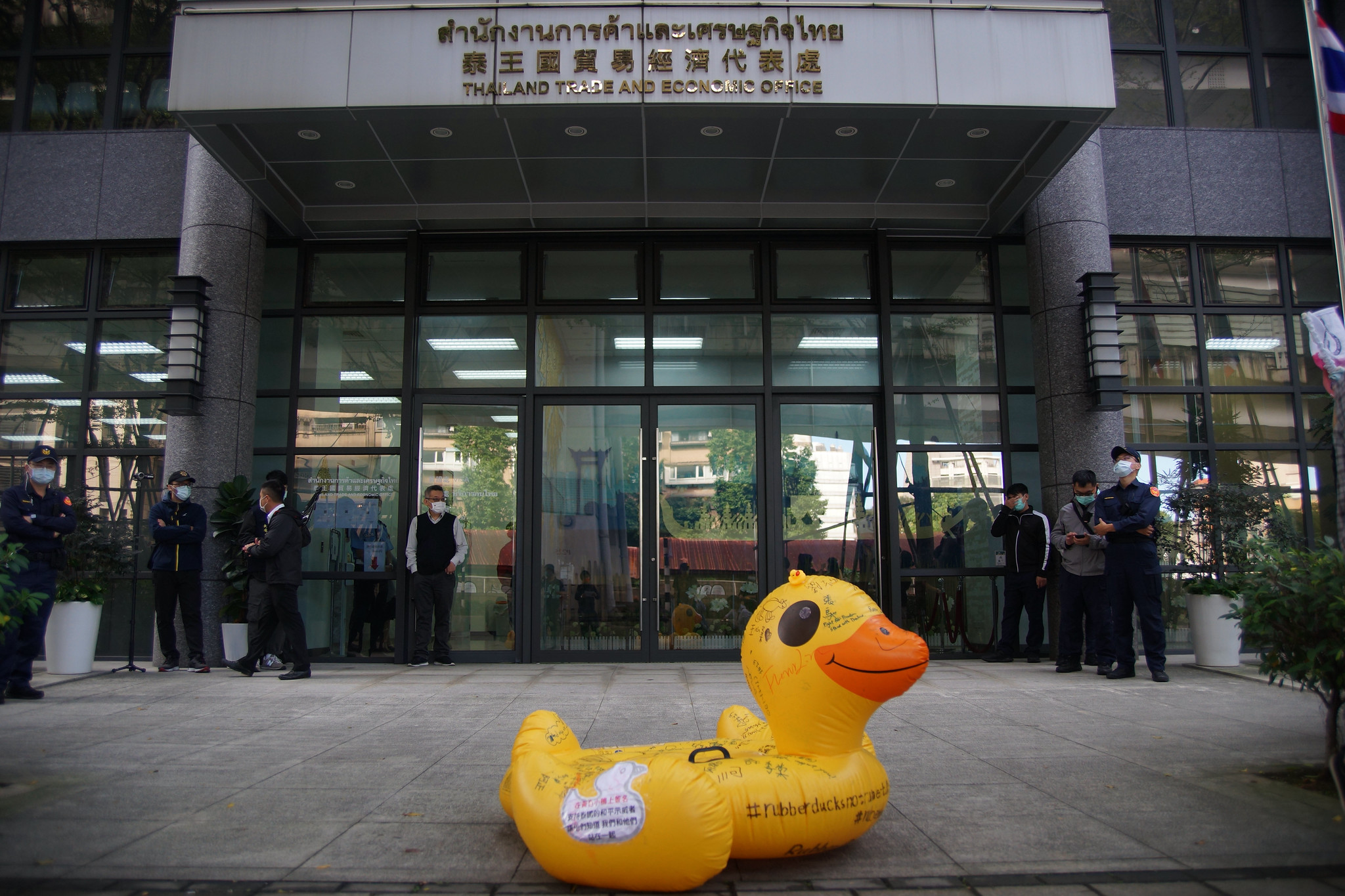 泰國這一波示威中，民眾屢次以巨大橡膠黃色小鴨當作抵擋警方水泡車和催淚彈的盾牌，黃色小鴨也進而成為泰國民眾示威的象徵。（攝影：王顥中）