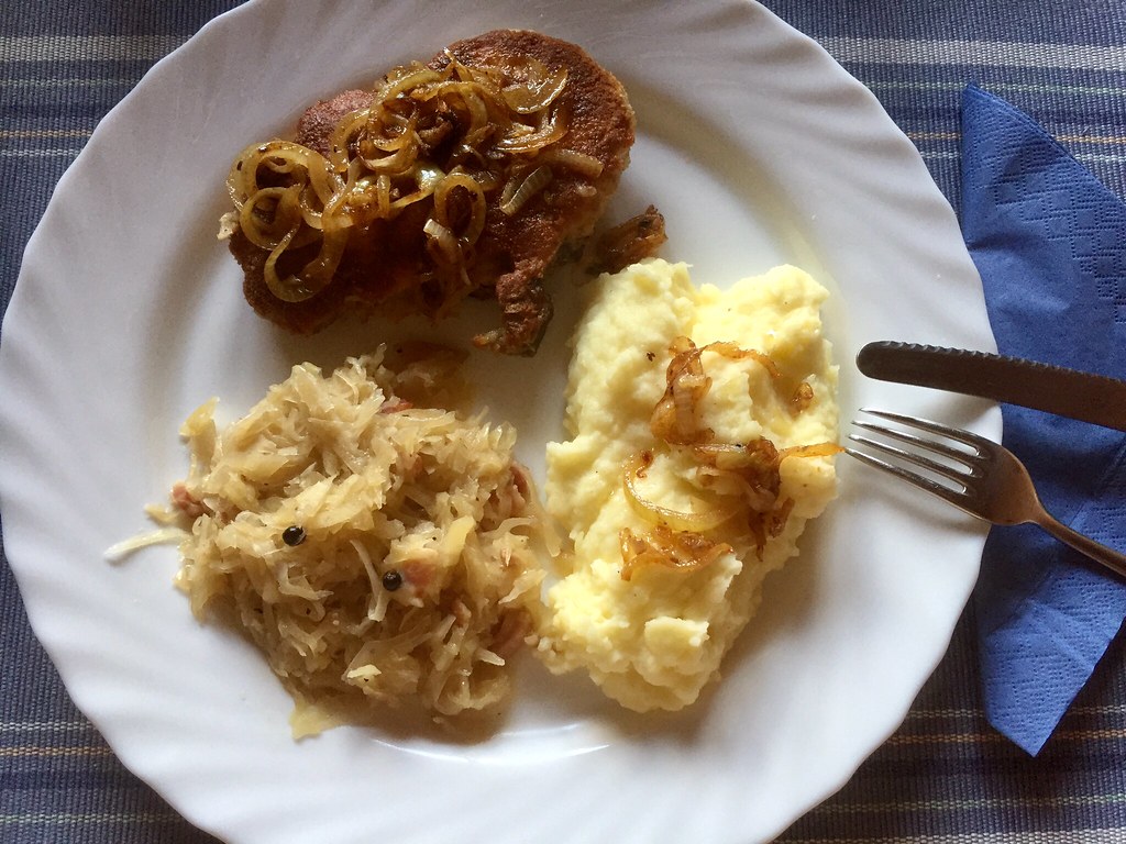 Sauerkraut,Kartoffelpüree…….. | Schweinekotelett mit Röstzwi… | Flickr