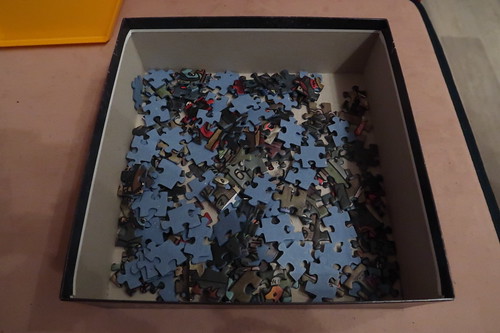 Für nächste Fortsetzung des gemeinsamen Puzzlens des Exit Puzzle „Im U-Boot“ übrig gelassene Puzzleteile