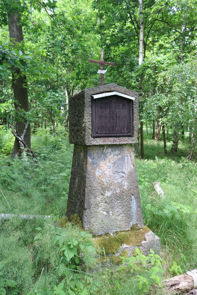 pomník obětem při stavbě trati v Černovicích
