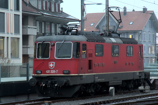 SBB Lokomotive Re 4/4 II 11328 bzw. SBB Baureihe 420 328 - 7 ( Hersteller SLM Nr. 5191 - BBC MFO SAAS - Inbetriebnahme 1982 - Elektrolokomotive Bo'Bo' Triebfahrzeug ) am Bahnhof Thun im Berner Oberland im Kanton Bern der Schweiz
