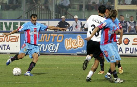 Giontaha Spinesi scocca il tiro del momentaneo 2 a 1 rossazzurro nella sfida all'FC Messina del 2006