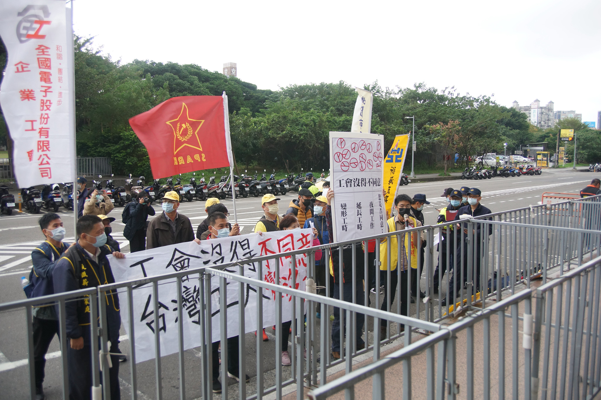 民進黨部今未派人接受陳情，工會團體被隔在兩層拒馬外。（攝影：王顥中）