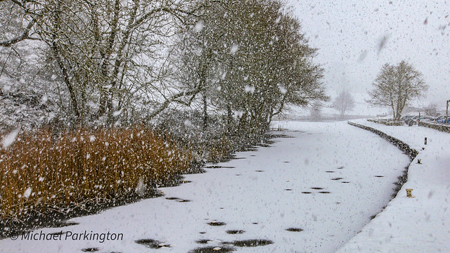 Snow blizzard !   Leeds/Liverpool canal
