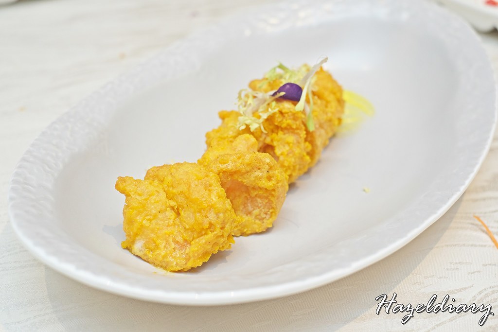 Xin Cuisine-Deep-fried Prawns coated with Salted Egg Yolk Sauce