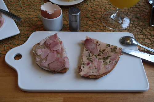 Schweinesülze und Hähnchenpastete auf Quark-Buttermilch-Brot