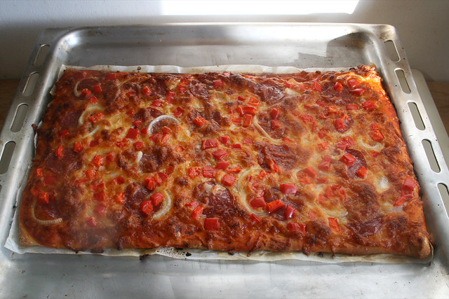 Pizza with venison salami, bell pepper & onion - Finished Baking / Pizza mit Hirschsalami, Paprika & Zwiebel - Fertig gebacken