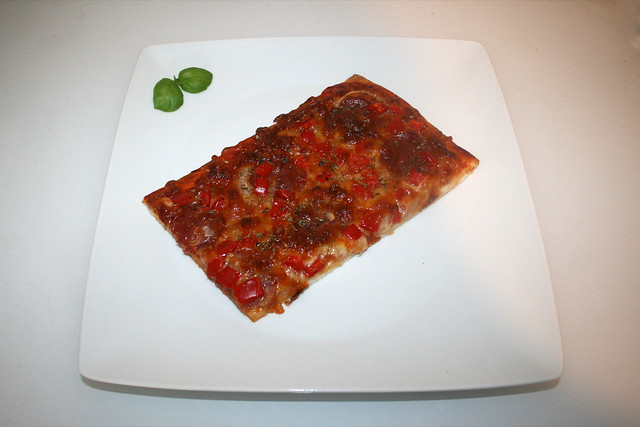 Pizza with venison salami, bell pepper & onion - Served / Pizza mit Hirschsalami, Paprika & Zwiebel - Serviert