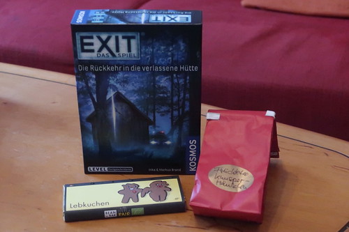 Früchtetee "Knusperhäuschen" und Schokolade "Lebkuchen" zur Fortsetzung des Escape Game „Exit – Das Spiel: Die Rückkehr in die verlassene Hütte“