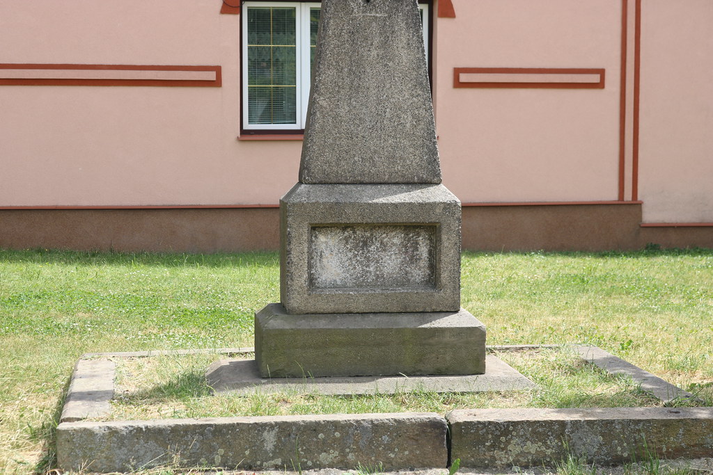 pomník v Černovicích