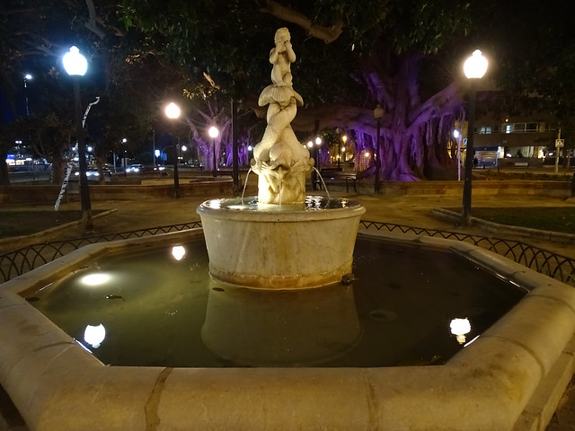 Fuente del niño flautista de noche Parque de Canalejas Alicante Alacant 02