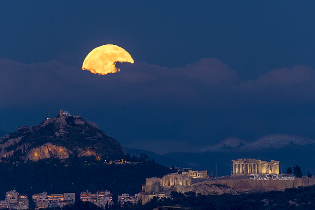 Full moon rising over Athens on Dec.19, 2021