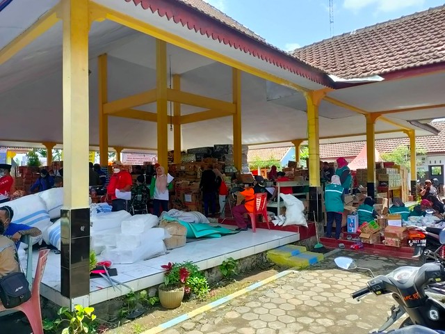 Tim Gerak Cepat Dit Promkes dan PM Dukung Masyarakat                                                         di Lokasi Pengungsian Erupsi Semeru, Lumajang, Jawa Timur 2021-12